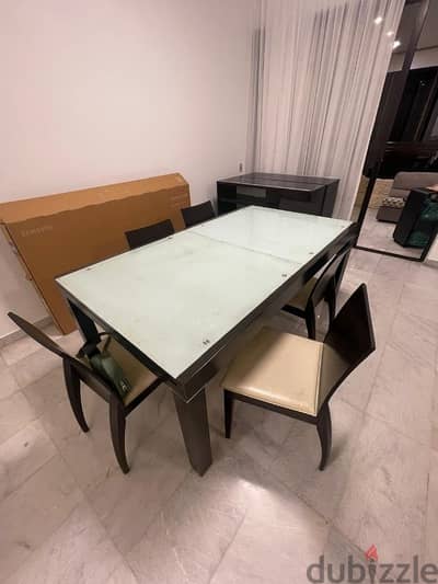 Modern Glass Dining Set – Great Condition طقم سفرة بزجاج بحالة منيحة