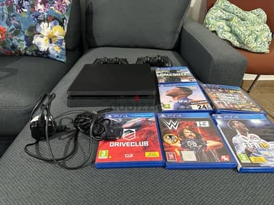 ps4 slim included (2 consoles and 6 games )