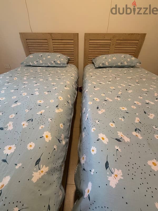 2 beds used like new ones with 2 mattress used less then 6 months 1