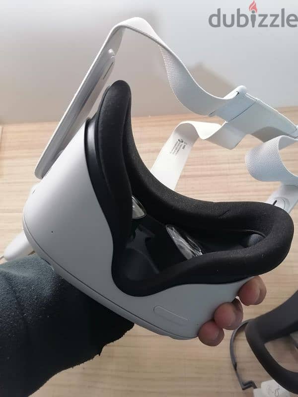 Oculu's Meta Quest 2 Virtual Reality Headset 1