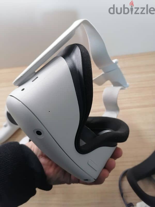 Oculu's Meta Quest 2 Virtual Reality Headset 2