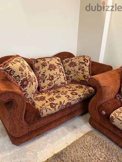 used living room in good condition