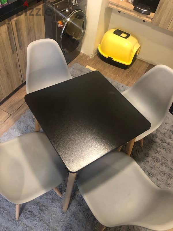 kitchen table with 4 chairs in excellent condition. 130$ 2