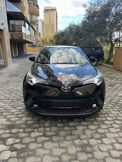 Toyota C-HR AWD 2017 black on black (company source)