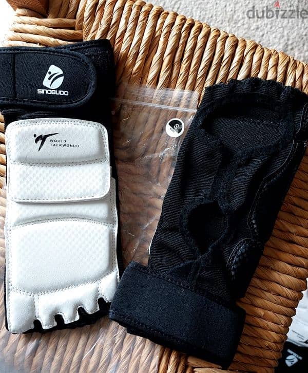 2 taekwondo gloves 3