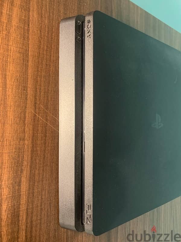 PlayStation 4 slim 1