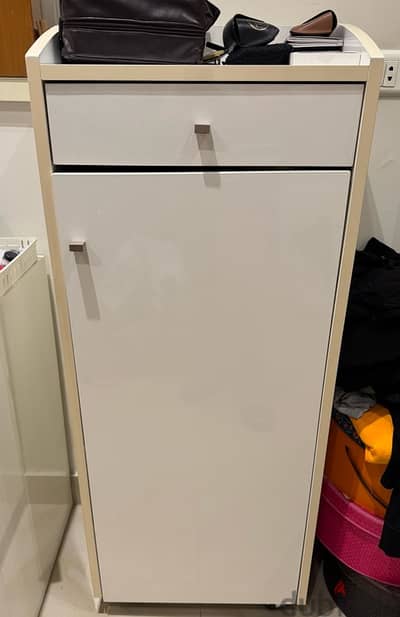 Shoes closet with 1 drawer and wheels - very good condition