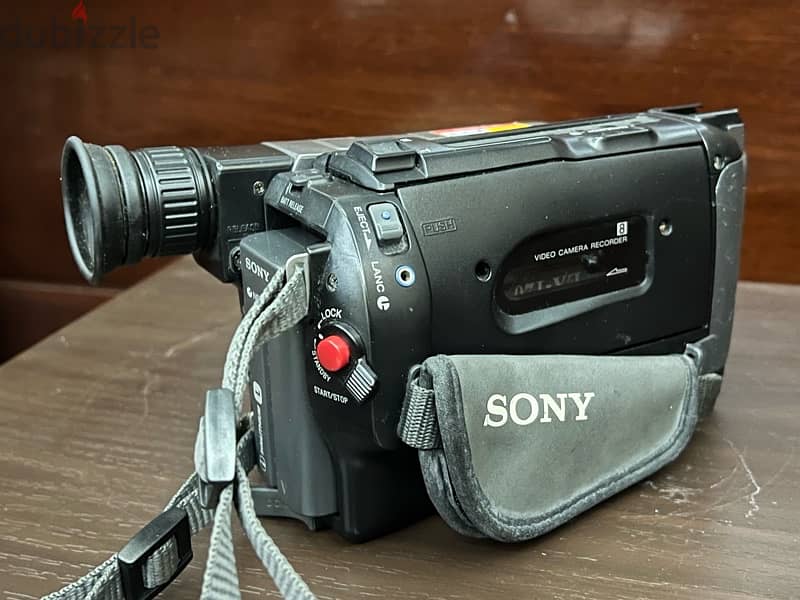 SONY CCD-TRV23E handycam excellent condition with original charger 1