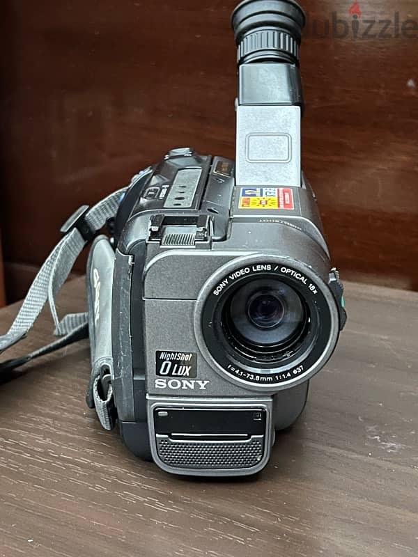 SONY CCD-TRV23E handycam excellent condition with original charger 3