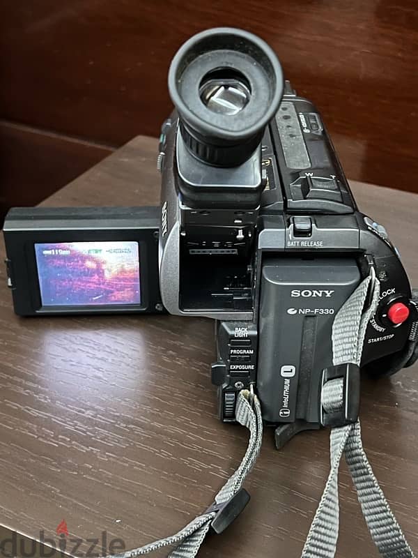 SONY CCD-TRV23E handycam excellent condition with original charger 4