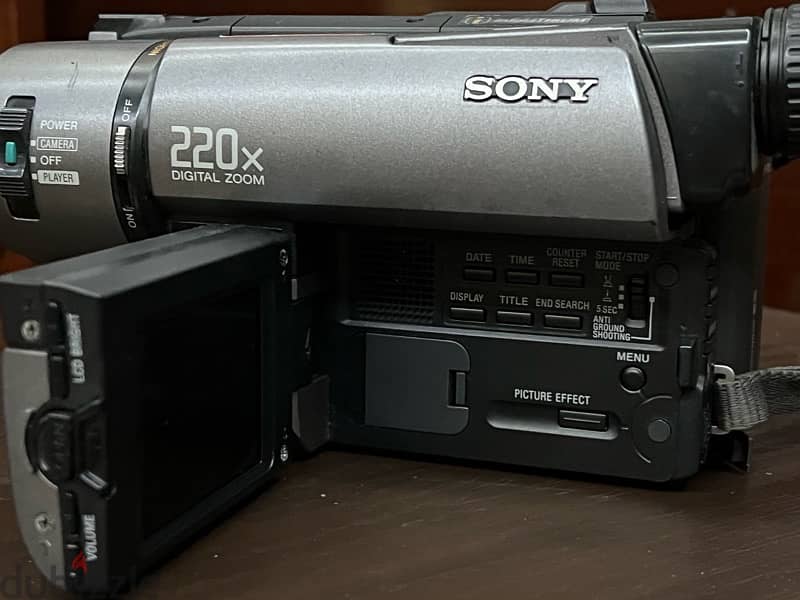 SONY CCD-TRV23E handycam excellent condition with original charger 7