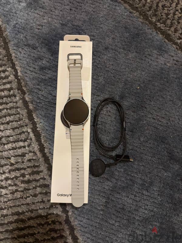 smart watch 7 44mm  samsung used 1 month like new 1