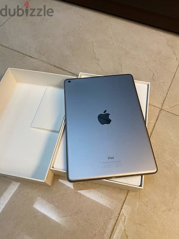 ipad 5th generation 32Gb with cover 1