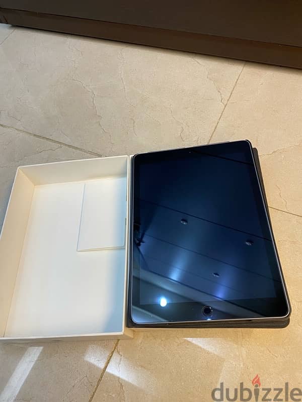 ipad 5th generation 32Gb with cover 3