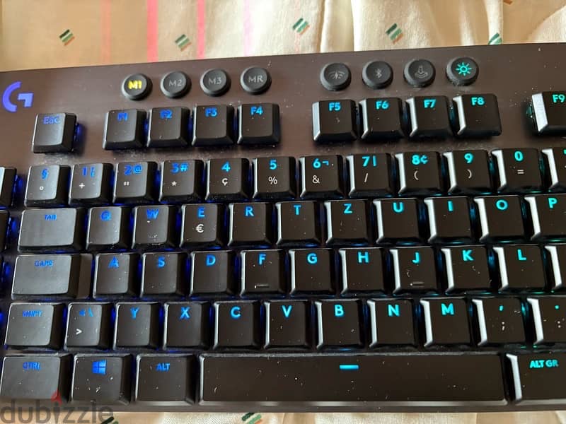 logitech G915 keyboard 1