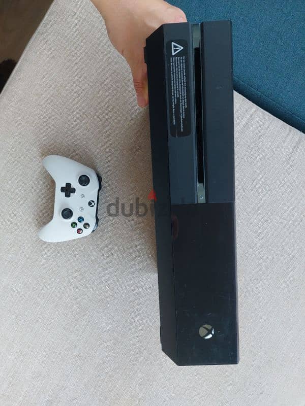 Xbox one with 1 controller 3