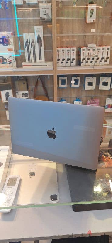 Used macbook pro 13  2017  *cor i5  *8 ram *256 gb ssd