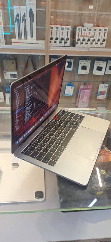 Used macbook pro 13  2017  *cor i5  *8 ram *256 gb ssd 1