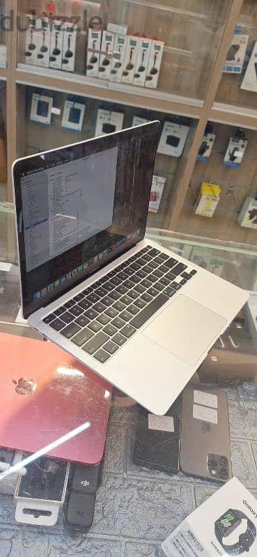 Used macbook pro 13  2017  *cor i5  *8 ram *256 gb ssd 1