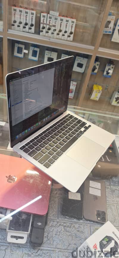 Used macbook pro 13  2017  *cor i5  *8 ram *256 gb ssd