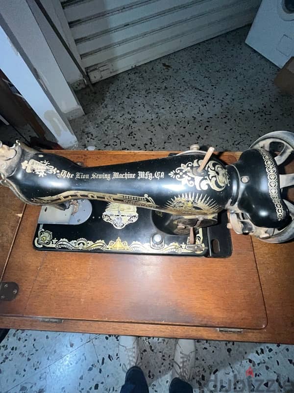 lion old sewing machine 3