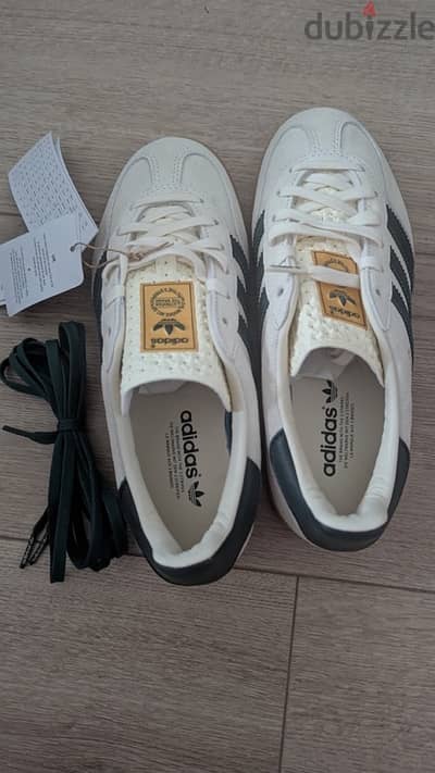 white adidas gazelle