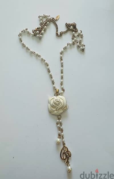 Neckless with flower