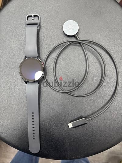 watch 5 44mm gps like new 0 scratch with wireless charger 110$