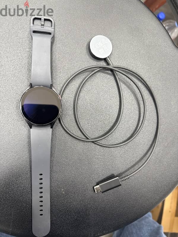 watch 5 44mm gps like new 0 scratch with wireless charger 110$ 1