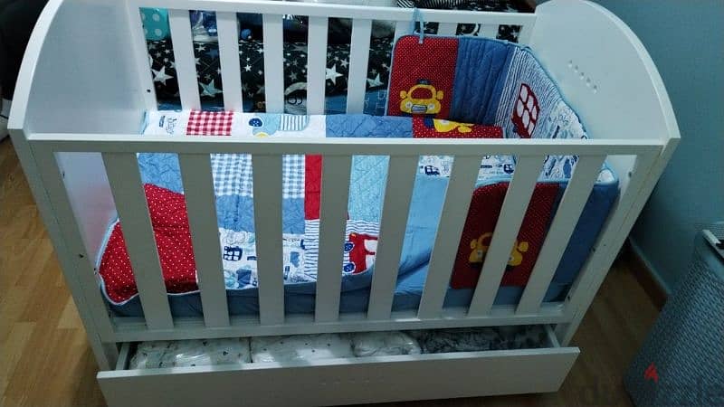 Wodden movable baby crib 3