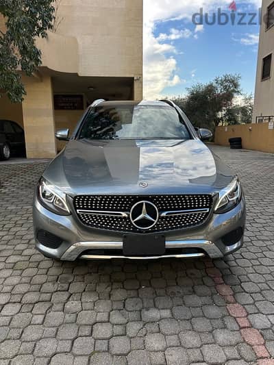 Mercedes GLC 300 4matic 2018 gray on black (clean carfax)