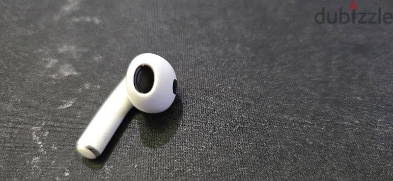 airpods 3 used with one missing black tip 2