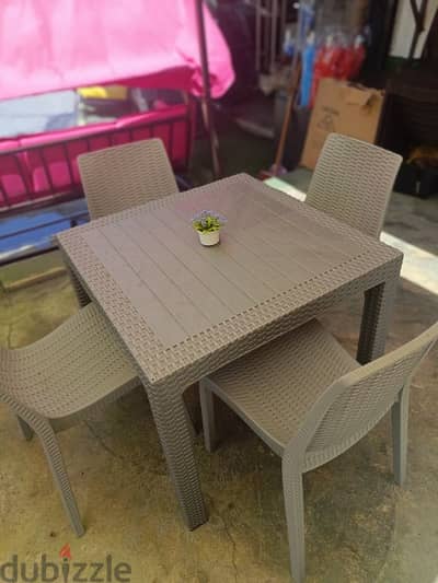 طاولة عضم مع ٤ كراسي Table with 4 chairs outdoor