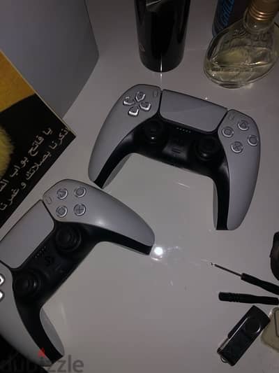 PS5 Barerly used!! + 2 controllers