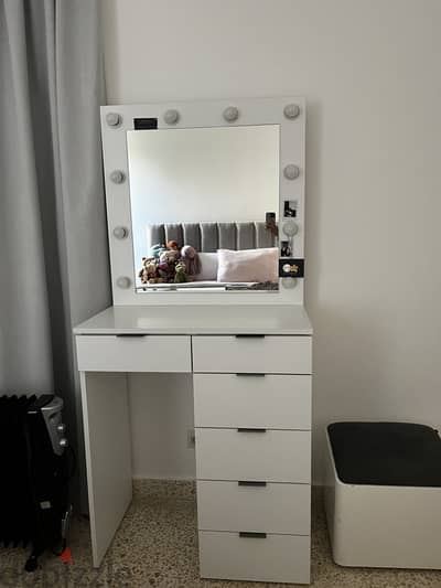 Makeup vanity