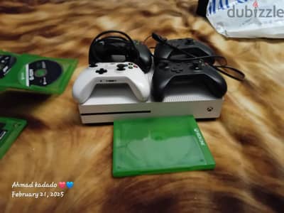 xbox like new used for 1 year fixed no problems with 3 controllers