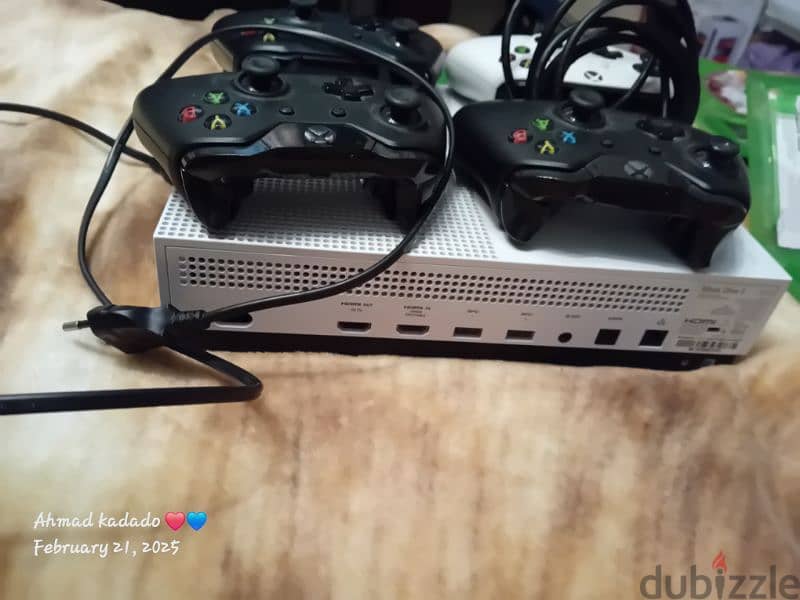 xbox like new used for 1 year fixed no problems with 3 controllers 2