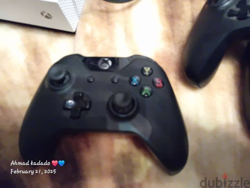 xbox like new used for 1 year fixed no problems with 3 controllers 6