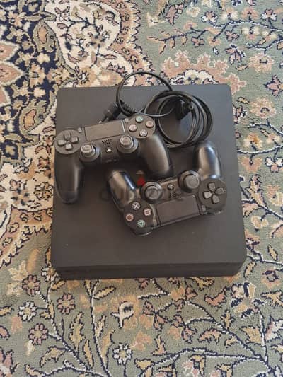 ps4 slim + 2 controllers