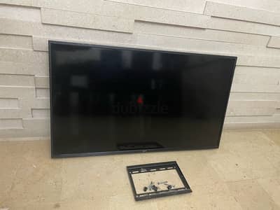 40 inches StarSat tv set with wall attachement piece.