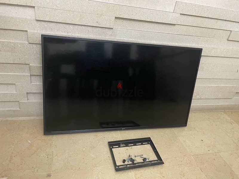 40 inches StarSat tv set with wall attachement piece. 0