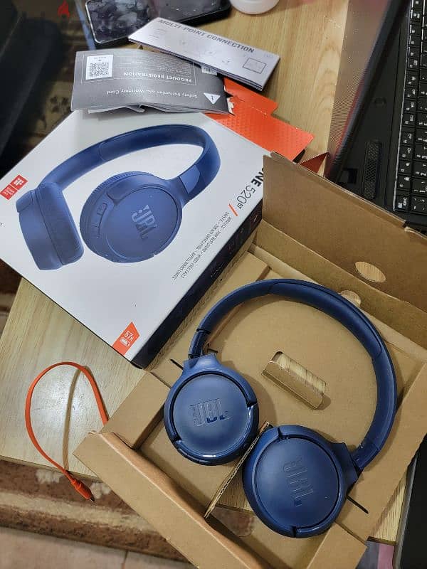 JBL Headphones 520BT 0