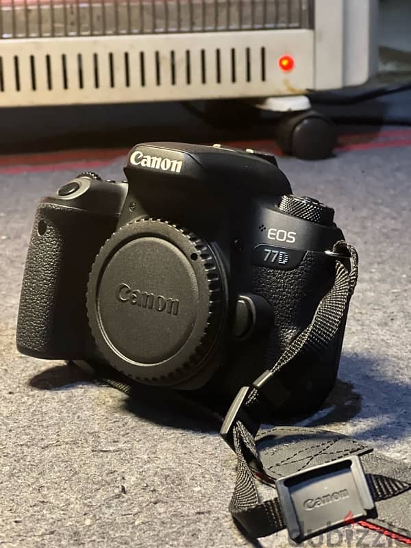 Canon 77d with bag 0