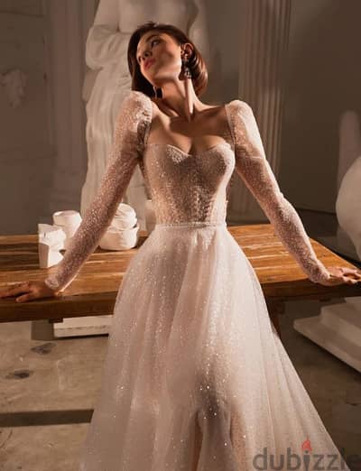 Elegant and refined wedding dress for rent