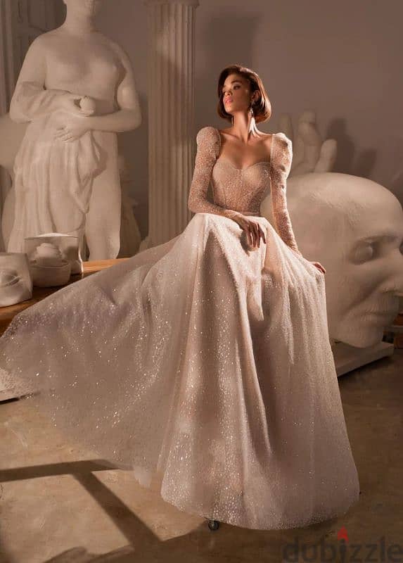 Elegant and refined wedding dress for rent 1