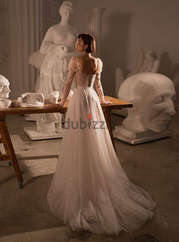 Elegant and refined wedding dress for rent 2