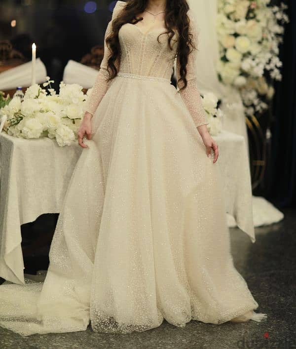 Elegant and refined wedding dress for rent 3