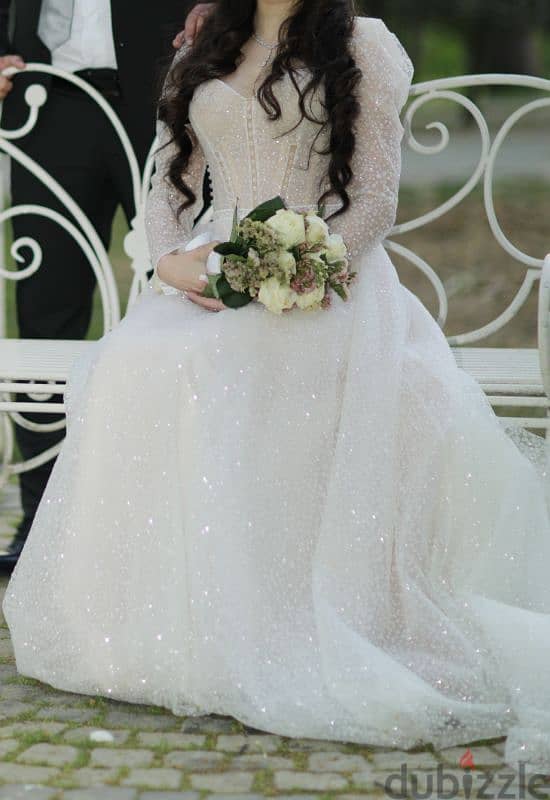 Elegant and refined wedding dress for rent 4