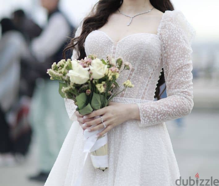 Elegant and refined wedding dress for rent 6