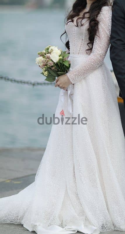 Elegant and refined wedding dress for rent 8